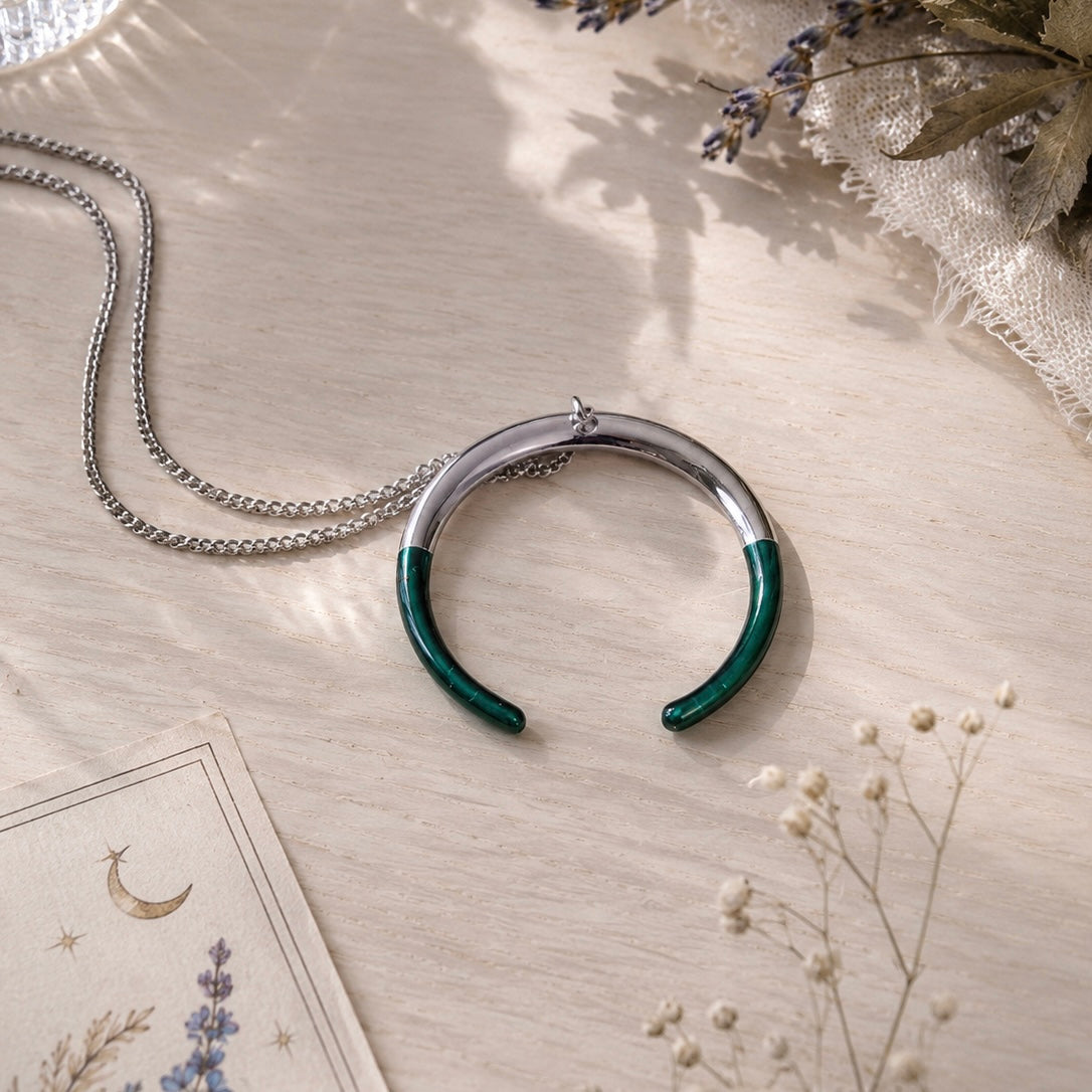 Mystic Crescent Necklace 神秘月牙吊墜項鍊